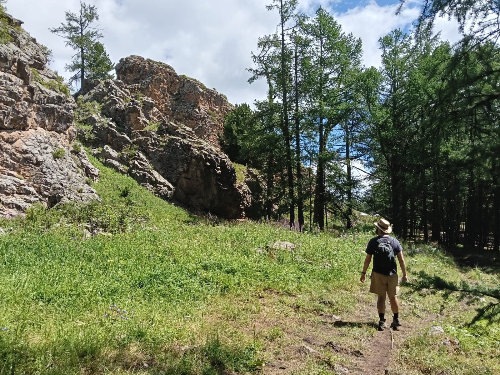 Hiking up to Tovkhon Khiid