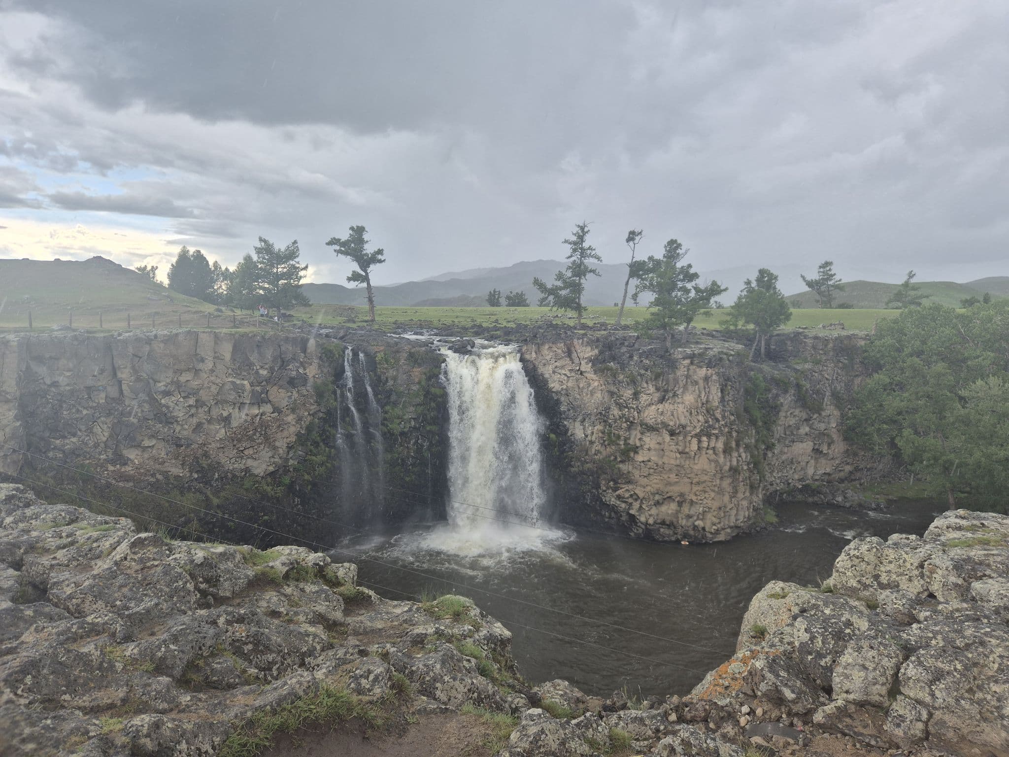 Ulaan Tsutgalaan waterfall
